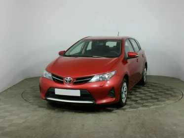 Auris  II 77800 км, Красный